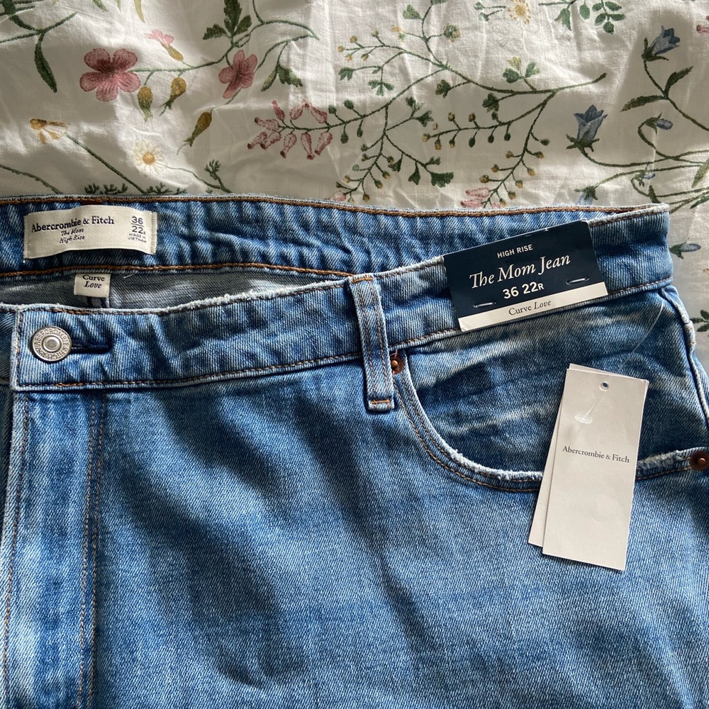 Abercrombie New with tags Curve Love High Rise Mom Jean